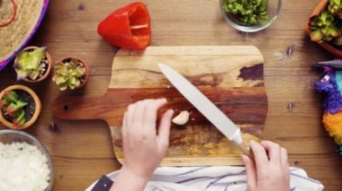 Düz yatıyordu. Adım adım. Sarımsak empanadas yapmak doldurmak için dilimleme