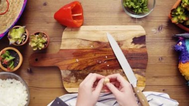 Zaman atlamalı. Düz yatıyordu. Adım adım. Sarımsak empanadas yapmak doldurmak için dilimleme