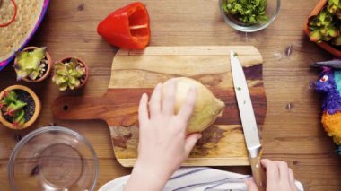 Düz yatıyordu. Adım adım. Sebze empanadas yapmak doldurmak için dilimleme