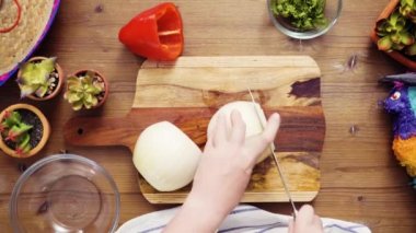 Düz yatıyordu. Adım adım. Sebze empanadas yapmak doldurmak için dilimleme