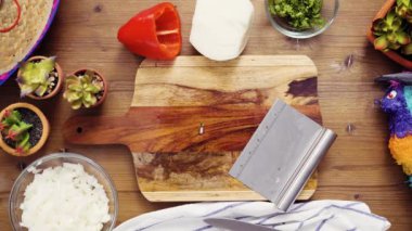 Düz yatıyordu. Adım adım. Sebze empanadas yapmak doldurmak için dilimleme