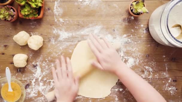Byt Leží Krok Krokem Válcování Těsta Pro Domácí Vyrobené Empanadas — Stock video