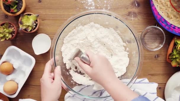 Byt Leží Krok Krokem Míchání Surovin Udělat Těsto Pro Empanadas — Stock video