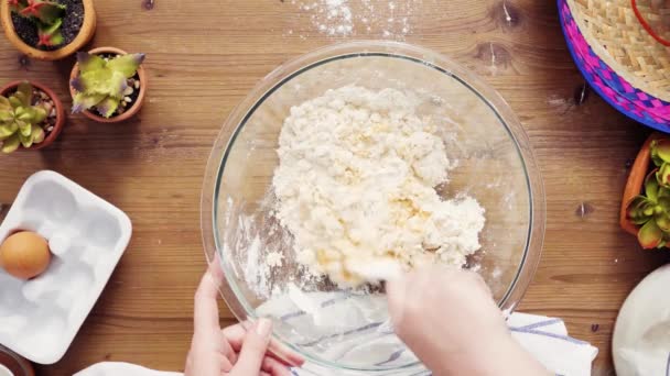 Acostado Paso Paso Mezclar Ingredientes Para Hacer Masa Para Empanadas — Vídeo de stock