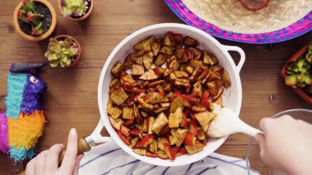 Deitado Passo Passo Fritar Maçãs Vermelhas Com Açúcar Mascavo Para — Vídeo de Stock