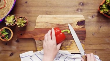 Düz yatıyordu. Adım adım. Sebze empanadas yapmak doldurmak için dilimleme