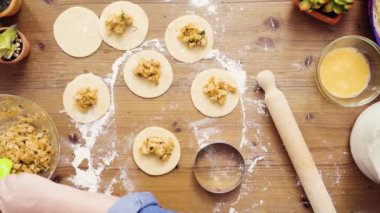 Düz yatıyordu. Adım adım. Ev yapımı yapma empanadas tavuk ve ızgara Mısır ile