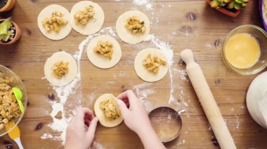 Düz yatıyordu. Adım adım. Ev yapımı yapma empanadas tavuk ve ızgara Mısır ile