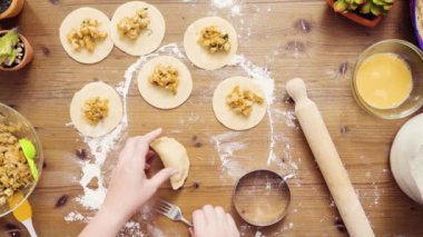 Düz yatıyordu. Adım adım. Ev yapımı yapma empanadas tavuk ve ızgara Mısır ile