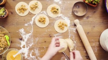 Düz yatıyordu. Adım adım. Ev yapımı yapma empanadas tavuk ve ızgara Mısır ile