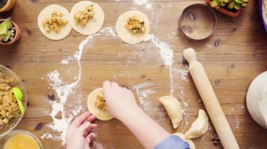 Düz yatıyordu. Adım adım. Ev yapımı yapma empanadas tavuk ve ızgara Mısır ile