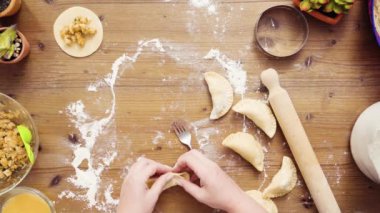 Düz yatıyordu. Adım adım. Ev yapımı yapma empanadas tavuk ve ızgara Mısır ile