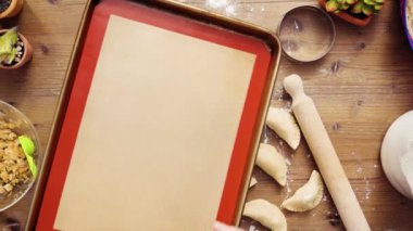 Düz yatıyordu. Adım adım. Ev yapımı yapma empanadas tavuk ve ızgara Mısır ile