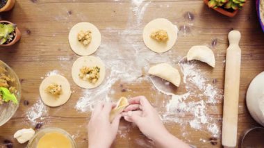 Düz yatıyordu. Adım adım. Ev yapımı yapma empanadas tavuk ve ızgara Mısır ile