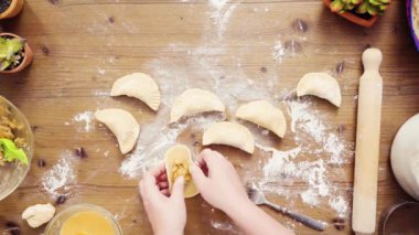 Düz yatıyordu. Adım adım. Ev yapımı yapma empanadas tavuk ve ızgara Mısır ile