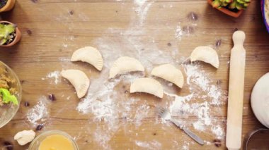 Düz yatıyordu. Adım adım. Ev yapımı yapma empanadas tavuk ve ızgara Mısır ile