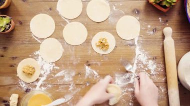 Düz yatıyordu. Adım adım. Ev yapımı yapma empanadas tavuk ve ızgara Mısır ile