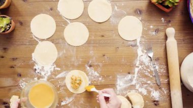 Düz yatıyordu. Adım adım. Ev yapımı yapma empanadas tavuk ve ızgara Mısır ile