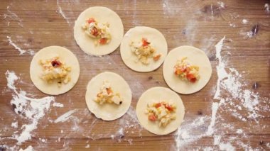 Düz yatıyordu. Adım adım. Ev yapımı vejetaryen empanadas Mısır ile yapma