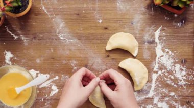 Düz yatıyordu. Adım adım. Ev yapımı vejetaryen empanadas Mısır ile yapma