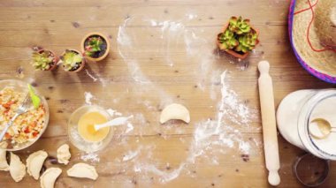 Düz yatıyordu. Adım adım. Ev yapımı vejetaryen empanadas Mısır ile yapma