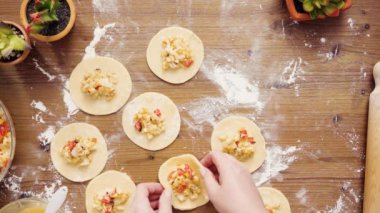 Düz yatıyordu. Adım adım. Ev yapımı vejetaryen empanadas Mısır ile yapma
