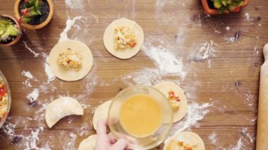 Düz yatıyordu. Adım adım. Ev yapımı vejetaryen empanadas Mısır ile yapma