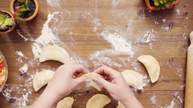 Düz yatıyordu. Adım adım. Ev yapımı vejetaryen empanadas Mısır ile yapma