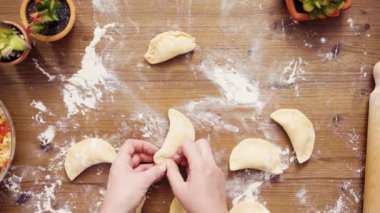 Düz yatıyordu. Adım adım. Ev yapımı vejetaryen empanadas Mısır ile yapma