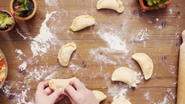 Düz yatıyordu. Adım adım. Ev yapımı vejetaryen empanadas Mısır ile yapma