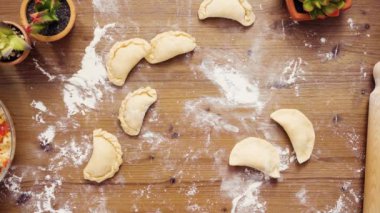 Düz yatıyordu. Adım adım. Ev yapımı vejetaryen empanadas Mısır ile yapma