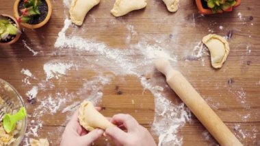 Düz yatıyordu. Adım adım. Ev yapımı vejetaryen empanadas Mısır ile yapma