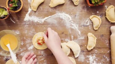 Düz yatıyordu. Adım adım. Ev yapımı vejetaryen empanadas Mısır ile yapma