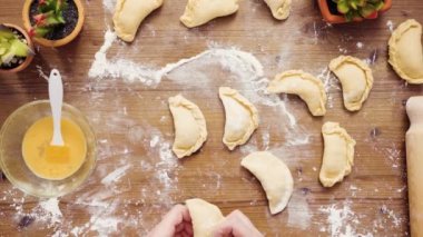 Düz yatıyordu. Adım adım. Ev yapımı vejetaryen empanadas Mısır ile yapma