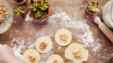 Düz yatıyordu. Adım adım. Ev yapımı vejetaryen empanadas Mısır ile yapma