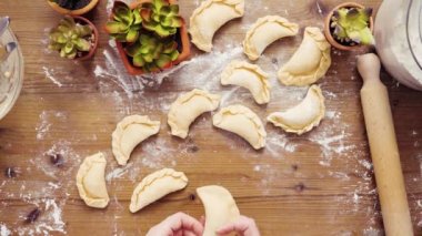 Düz yatıyordu. Adım adım. Ev yapımı vejetaryen empanadas Mısır ile yapma