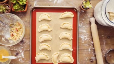 Düz yatıyordu. Adım adım. Ev yapımı vejetaryen empanadas Mısır ile yapma