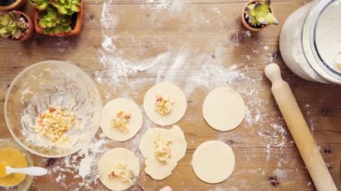 Düz yatıyordu. Adım adım. Ev yapımı vejetaryen empanadas Mısır ile yapma