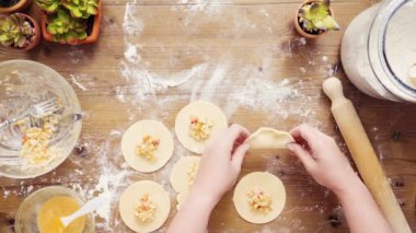 Düz yatıyordu. Adım adım. Ev yapımı vejetaryen empanadas Mısır ile yapma