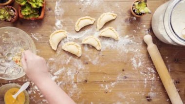 Düz yatıyordu. Adım adım. Ev yapımı vejetaryen empanadas Mısır ile yapma