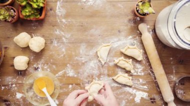 Düz yatıyordu. Adım adım. Kırmızı elma ile tatlı empanadas ev yapımı yapma.