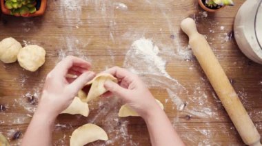 Düz yatıyordu. Adım adım. Kırmızı elma ile tatlı empanadas ev yapımı yapma.