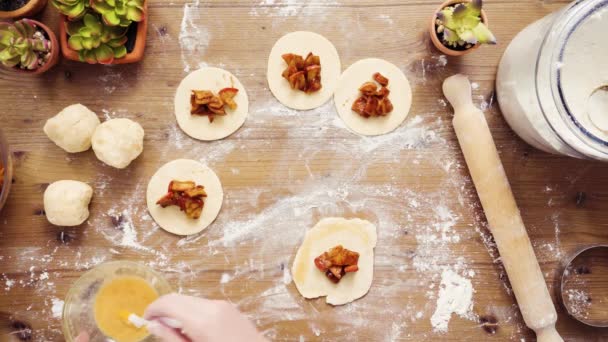 Düz Yatıyordu Adım Adım Kırmızı Elma Ile Tatlı Empanadas Yapımı — Stok video