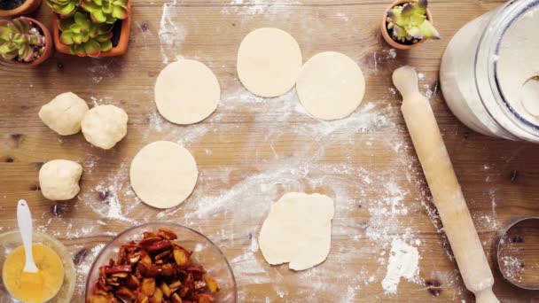 Düz Yatıyordu Adım Adım Kırmızı Elma Ile Tatlı Empanadas Yapımı — Stok video