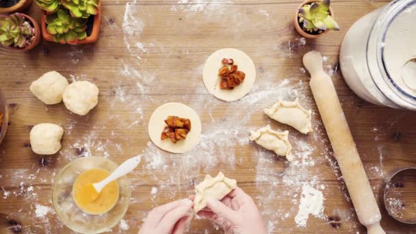 Acostado Paso Paso Hacer Empanadas Dulces Caseras Con Manzanas Rojas — Vídeo de stock