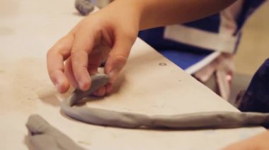 Ağır çekim. Küçük kızlar küçük çocuklar heykeller çamurdan oluşturma