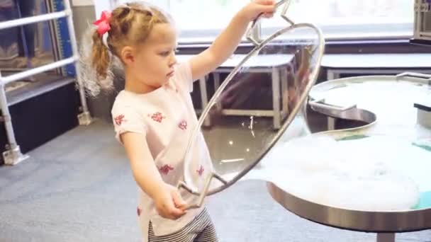 Slow Motion Kids Science Bubbles Local Science Museum — Stock Video