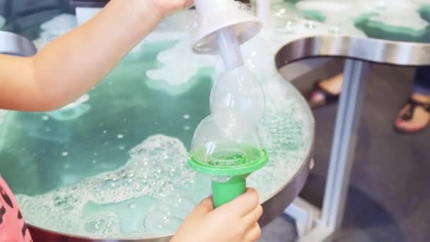 Slow Motion Kinderen Wetenschap Met Bubbels Lokale Wetenschapsmuseum — Stockvideo