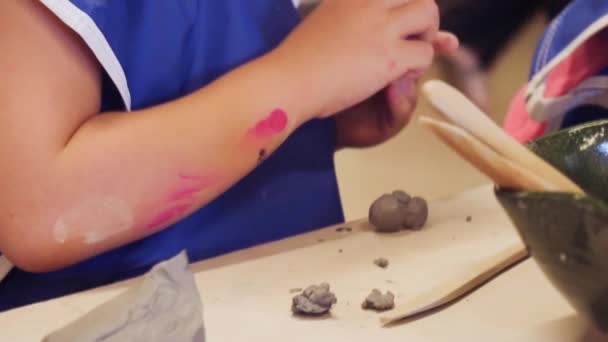 スローモーション 粘土から小さな子供の彫刻を作成する女の子 — ストック動画