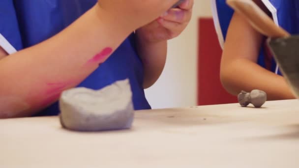 Αργή Κίνηση Κοριτσάκια Δημιουργώντας Μικρά Παιδιά Γλυπτά Από Πηλό — Αρχείο Βίντεο